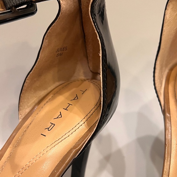 Adorable b&w scallop design Tahiti ankle strap patent leather sandals. - Picture 7 of 9